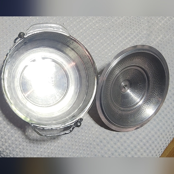 VINTAGE HAMMERED ALUMINUM BOWL WITH FIRE KING GLASS CASSEROLE BOWL SET - Picture 3 of 8
